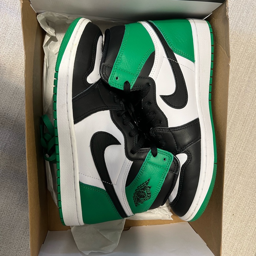 Jordan 1 Retro High OG Black and Lucky Green Size 9 BRAND NEW